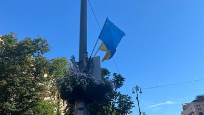 Центр Києва прикрасили до Дня кримськотатарського прапора