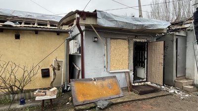 "Своїми силами робимо все". Як миколаївці відновлюють своє житло після атаки дронами "Своїми силами робимо все". Як миколаївці відновлюють своє житло після атаки дронами