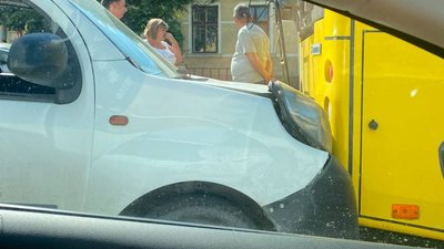 В Чернівцях зіткнулися дві автівки та тролейбус