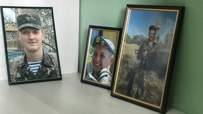 Три сестри загиблого "кіборга" з Житомира Дмитра Ільницького стали першокласницями Три сестри загиблого "кіборга" з Житомира Дмитра Ільницького стали першокласницями