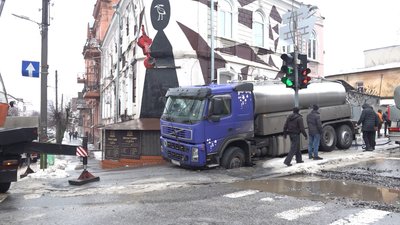 У Харкові вантажівка провалилась під асфальт У Харкові вантажівка провалилась під асфальт