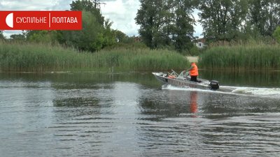 Рятувальник на човні біля пляжів на річці Ворсклі Рятувальник на човні біля пляжів на річці Ворсклі