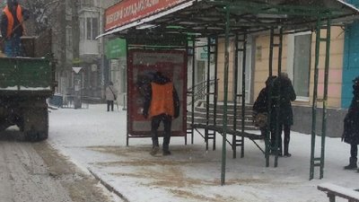 У Херсоні заметіль: комунальники всю ніч чистили вулиці У Херсоні заметіль: комунальники всю ніч чистили вулиці