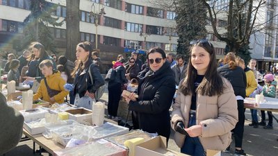 "Жертвували 500 грн за печиво". Як в Івано-Франківську пройшов благодійний ярмарок "Жертвували 500 грн за печиво". Як в Івано-Франківську пройшов благодійний ярмарок