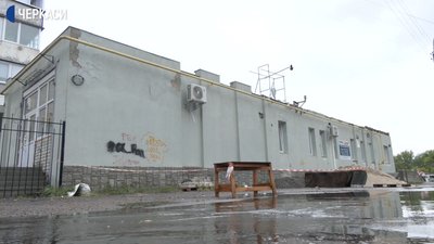Квартири без вікон: у Черкасах перед багатоповерхівкою зводять 10-метрову стіну Квартири без вікон: у Черкасах перед багатоповерхівкою зводять 10-метрову стіну