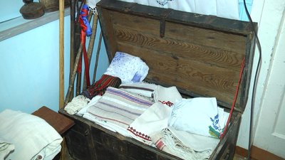 Скриня Майїної прапрабабці Ганни Коваль тепер – у світлиці Славутського будинку дитячої творчості Скриня Майїної прапрабабці Ганни Коваль тепер – у світлиці Славутського будинку дитячої творчості