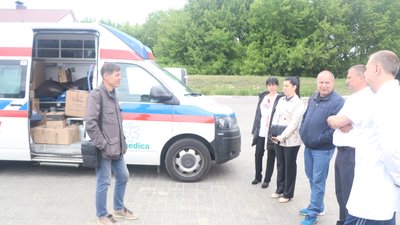 Машини швидких, трактор та медикаменти. В Охтирку приїздить допомога з-за кордону Машини швидких, трактор та медикаменти. В Охтирку приїздить допомога з-за кордону