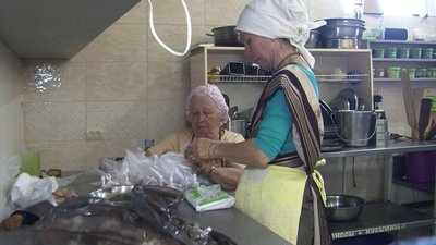 "Для мене це – спасіння": літня переселенка з Києва допомагає волонтерам у Луцьку "Для мене це – спасіння": літня переселенка з Києва допомагає волонтерам у Луцьку