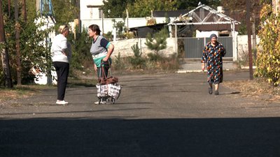 Люди у Лимані на Донеччині вересень 2023 року