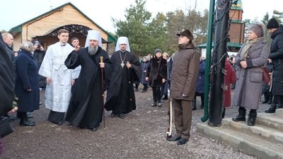 На подвір'ї Всеукраїнського храму-пантеону в Лішні Кременецького району На подвір'ї Всеукраїнського храму-пантеону в Лішні Кременецького району