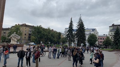 Біля адмінбудинку у Франківську вдруге протестують ресторатори та готельєри Біля адмінбудинку у Франківську вдруге протестують ресторатори та готельєри