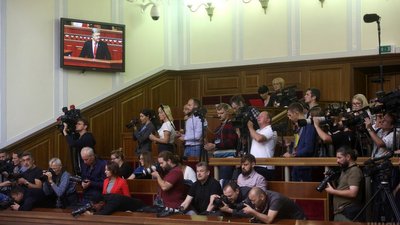 Кілька десятків ЗМІ позбавили акредитації у парламент. Згодом заборону скасували