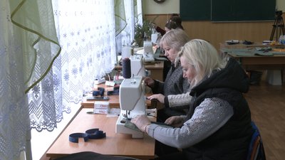 Зранку уроки, після обіду – бронежилети: на Рівненщині вчителі шиють плитоноски на фронт