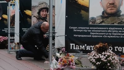Люди поклали квіти на Алеї слави у Франківську Люди поклали квіти на Алеї слави у Франківську