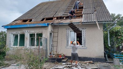 "Просто вбивають, живцем в могилу заганяють", — мешканці прикордонного села на Сумщині після російського обстрілу "Просто вбивають, живцем в могилу заганяють", — мешканці прикордонного села на Сумщині після російського обстрілу