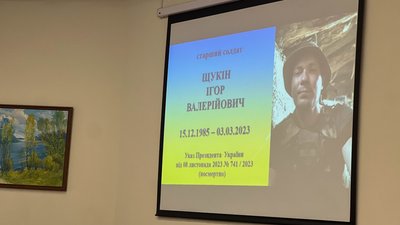 У Житомирі рідним загиблих за Україну воїнів передали державні нагороди У Житомирі рідним загиблих за Україну воїнів передали державні нагороди