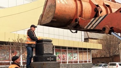 У Бердичеві на Житомирщині зняли обеліск "червоним щорсівцям", який мали демонтувати 6 років тому У Бердичеві на Житомирщині зняли обеліск "червоним щорсівцям", який мали демонтувати 6 років тому