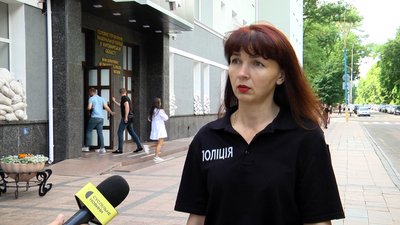 Житомирські лікарі стабілізували стан дворічної дівчинки, котра випала з вікна третього поверху Житомирські лікарі стабілізували стан дворічної дівчинки, котра випала з вікна третього поверху