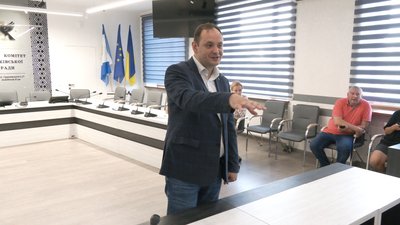 "Не знає колективу": у селі на Франківщині вимагають переобрати директорку школи
