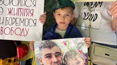 "Чекаємо кожного". У Миколаєві родини військовополонених та зниклих безвісти організували мирну акцію