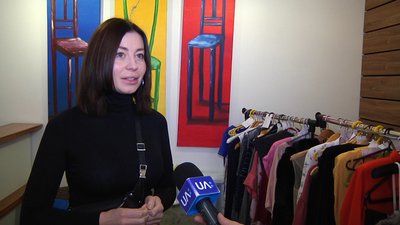 У Житомирі розпродають сукні. Гроші передадуть на ліки для дітей із інвалідністю