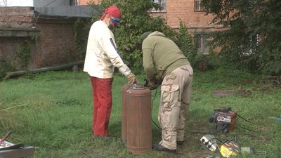 Волонтери переробляють газовий балон на буржуйку
