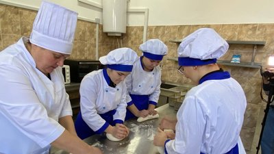 "Вкладаємо частинку любові": у Вінницькому центрі профтехосвіти випікають хліб для переселенців "Вкладаємо частинку любові": у Вінницькому центрі профтехосвіти випікають хліб для переселенців