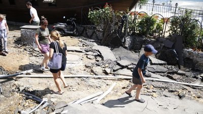 Наслідки зливи в Одесі: вода розмила дорогу в Аркадії та зруйнувала настил Наслідки зливи в Одесі: вода розмила дорогу в Аркадії та зруйнувала настил