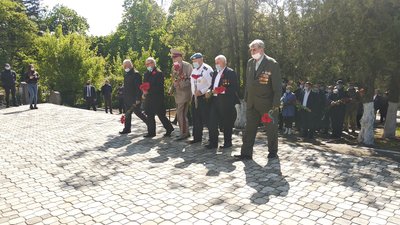 Поклали квіти до стели та відкрили Дзвін перемоги. В Ужгороді відзначили День пам'яті та примирення Поклали квіти до стели та відкрили Дзвін перемоги. В Ужгороді відзначили День пам'яті та примирення
