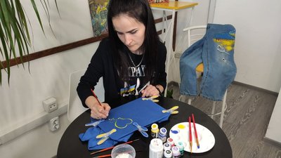 Художниця-аматорка з Тернопільщини малює на джинсах, футболках та сумках Художниця-аматорка з Тернопільщини малює на джинсах, футболках та сумках