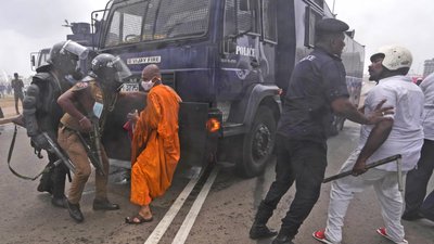 На Шрі-Ланці — протести через економічну кризу. Люди палять оселі політиків, прем’єр пішов у відставку й утік На Шрі-Ланці — протести через економічну кризу. Люди палять оселі політиків, прем’єр пішов у відставку й утік