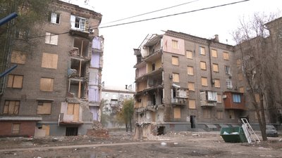 Життя після ракетного удару. Що розповідають жителі вцілілих квартир п'ятиповерхівки у Запоріжжі про стан житла