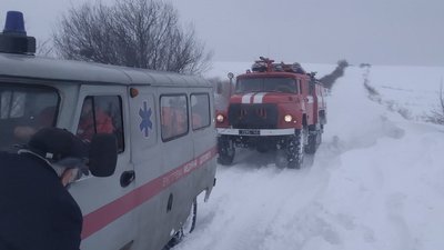 На Львівщині рятувальники відбуксирували швидку, яка застрягла у заметах На Львівщині рятувальники відбуксирували швидку, яка застрягла у заметах