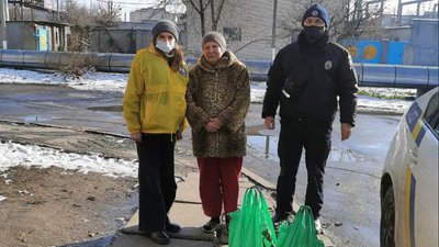 У Херсоні патрульні разом із волонтерами розвозять продуктові набори самотнім пенсіонерам У Херсоні патрульні разом із волонтерами розвозять продуктові набори самотнім пенсіонерам