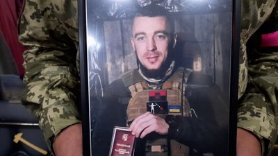 "Двічі виносив пораненого з поля бою": у Хмельницькому попрощались з військовим Віктором Марценюком "Двічі виносив пораненого з поля бою": у Хмельницькому попрощались з військовим Віктором Марценюком