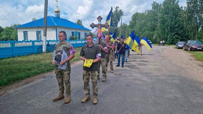 На Чернігівщині попрощалися з двома військовими: старшим солдатом Ігорем Горбатюком та солдатом Володимиром Чираком На Чернігівщині попрощалися з двома військовими: старшим солдатом Ігорем Горбатюком та солдатом Володимиром Чираком