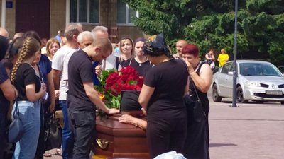 Загинули в один день: у Бобровиці попрощалися з трьома бійцями Загинули в один день: у Бобровиці попрощалися з трьома бійцями