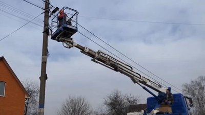 У Гостомельській громаді відновлюють вуличне освітлення, пошкоджене через вторгнення РФ