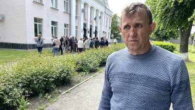 У Хоролі на Полтавщині частина родин полеглих військових проти встановлення Алеї Героїв У Хоролі на Полтавщині частина родин полеглих військових проти встановлення Алеї Героїв