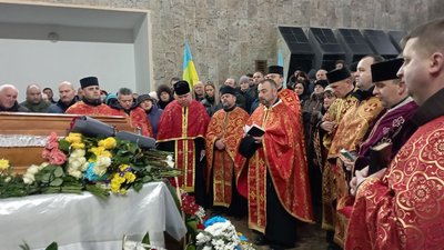 У Тернополі попрощалися із загиблим бійцем Тарасом Холявою У Тернополі попрощалися із загиблим бійцем Тарасом Холявою