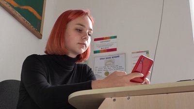 Завжди дистанційно: школярки з Черкас Завжди дистанційно: школярки з Черкас