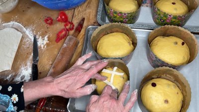"Чекаю всіх за столом": прикордонниця з Волині готує паски за рецептом бабусі