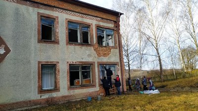 Будівля пошкоджена через вибухову хвилю на Хмельниччині Будівля пошкоджена через вибухову хвилю на Хмельниччині