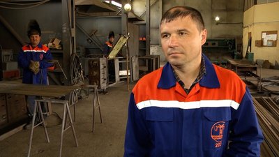 У Житомирській області на електроопорах облаштовують безпечні гнізда для лелек У Житомирській області на електроопорах облаштовують безпечні гнізда для лелек