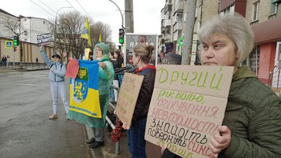 "Зранку зв'язку вже не було": рідні військовополонених і безвісти зниклих вийшли на 86 акцію у Хмельницькому