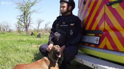 Сапер-кінолог Євгеній Шолудько разом з Альфом Сапер-кінолог Євгеній Шолудько разом з Альфом
