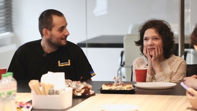 Вероніка з Вугледара на День народження зустрілась з оборонцем її міста Вероніка з Вугледара на День народження зустрілась з оборонцем її міста