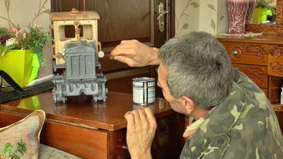«Я не збираю колекцій»: майстер із Полтавщини Олег Бабич створює іграшки із дерева та металу «Я не збираю колекцій»: майстер із Полтавщини Олег Бабич створює іграшки із дерева та металу