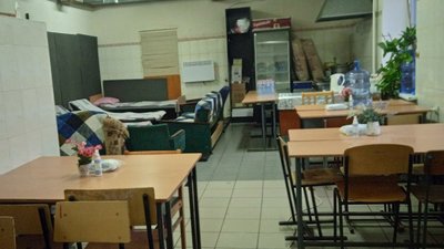 Є ліжка, обладнання для підзарядки, обігрівач та електрочайники. Як працюють "пункти незламності" в Кривому Розі