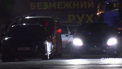 За 15 хвилин на заправку приїхав Mercedes Maybach та зупинився біля Audi